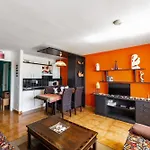 The Colors House, 636 Sea View & 513 Garden View Apartament *