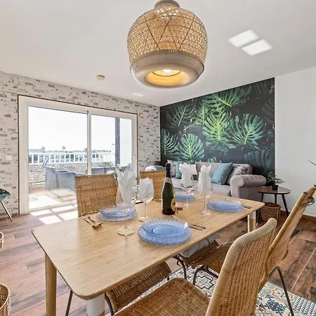 The Colors House, 636 Sea View & 513 Garden View Apartmán