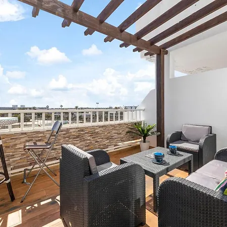 The Colors House, 636 Sea View & 513 Garden View Apartmán