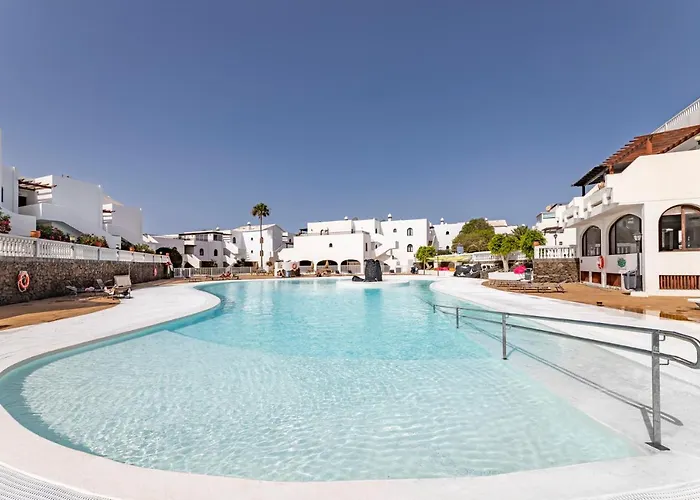 The Colors House, 636 Sea View & 513 Garden View Apartman