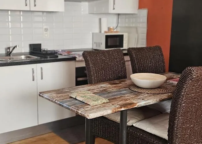 The Colors House, 636 Sea View & 513 Garden View Apartman