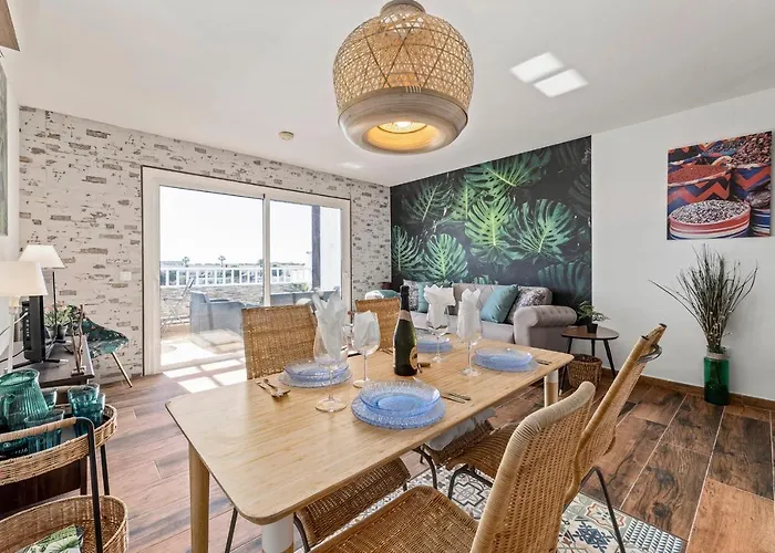 The Colors House, 636 Sea View & 513 Garden View Apartment